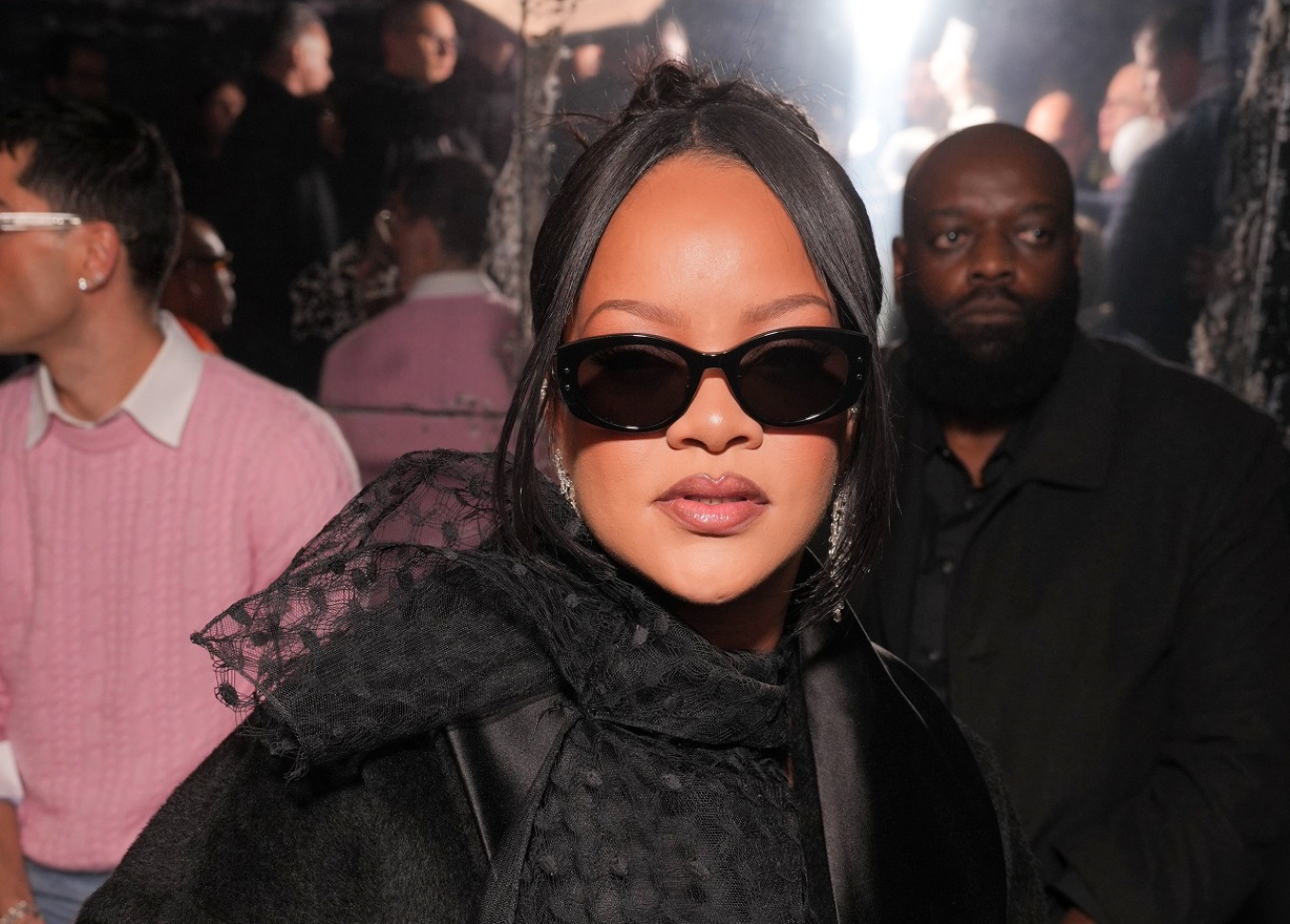 te-shtena-me-arme-jashte-shtepise-se-rihannes-ne-beverly-hills-arrestohet-nje-grua