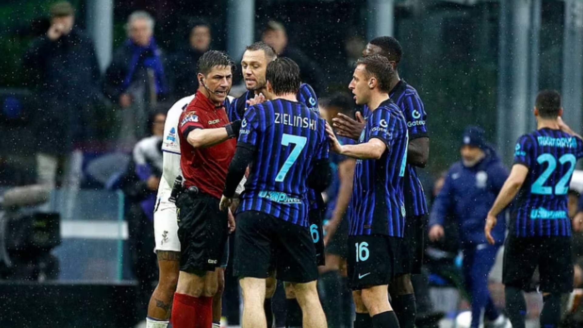 serie-a-versionet-e-arbitrave-kishte-penallti-per-interin-kartoni-i-kuq-per-wesley-i-drejte