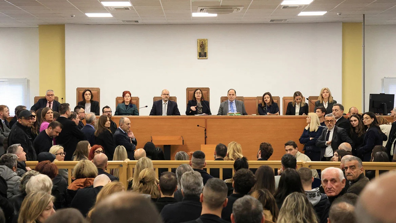 Tre vite nga tragjedia e Tempit në Greqi ku humbën jetën edhe 6 shqiptarë  Nis gjyqi për aksidentin  por ndërpritet nga tensionet në sallë