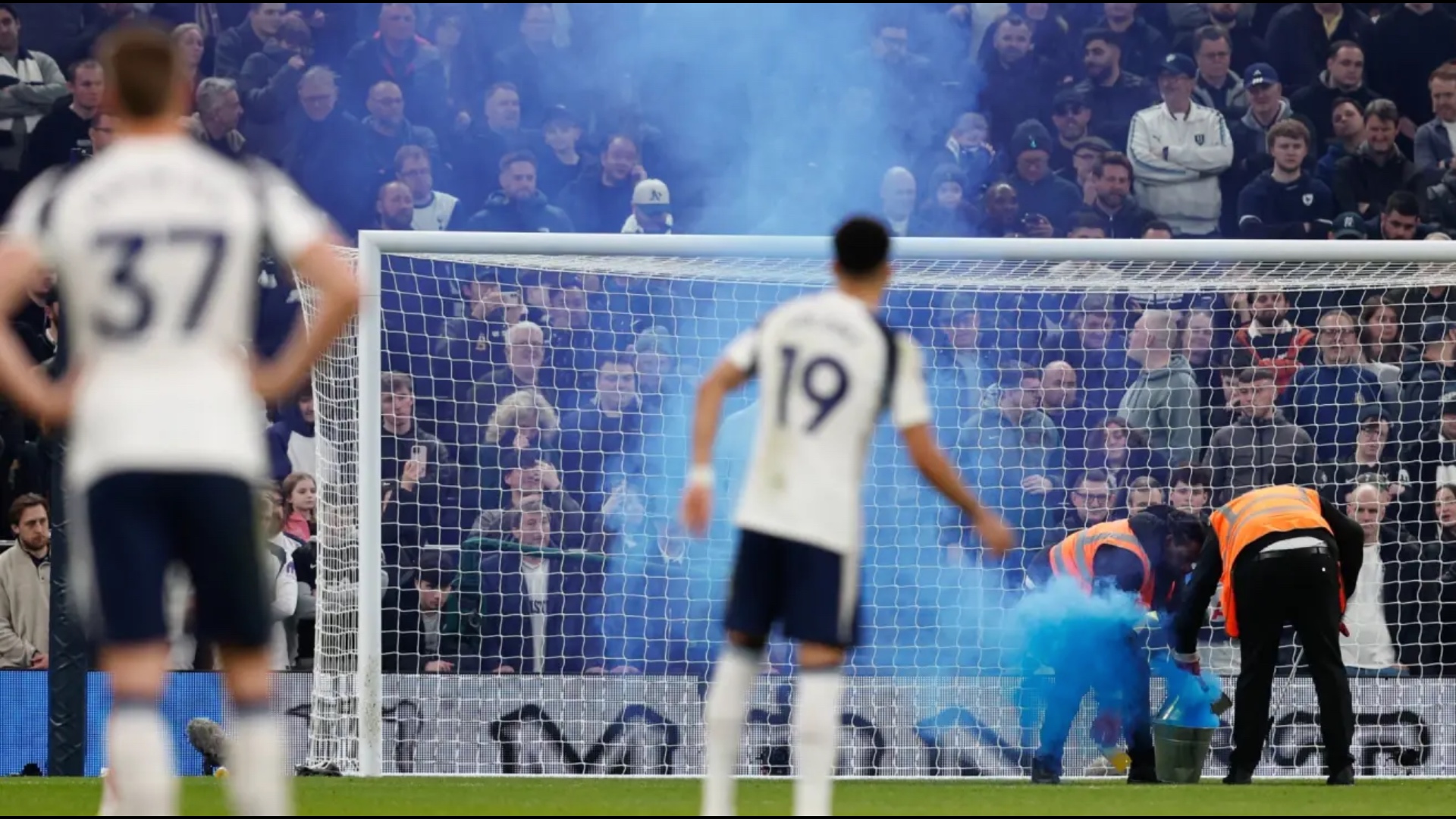 Tre tifozë bënë përshëndetje naziste në sfidën me Eintracht  UEFA gjobit Tottenham