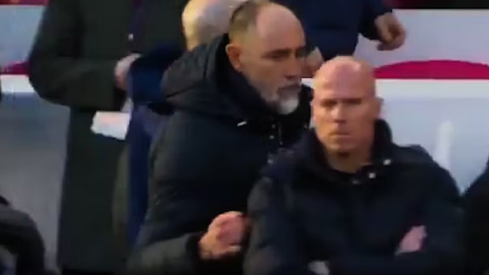 Slott dhe gafa e Tudor  Ne personat pa flokë  nga prapa dukemi të gjithë njësoj 