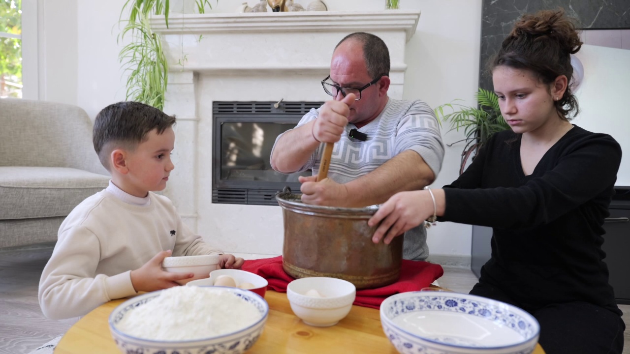 Ballokumet e Elbasanit  në qytet nis përgatitja e ëmbëlsirës tradicionale të Ditës së Verës