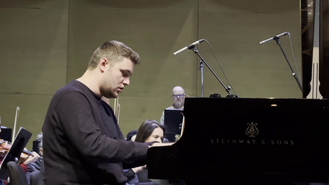 ne-kemi-vertet-shume-talente-po-fillojme-te-kemi-infrastrukturen-e-duhur-pianisti-kostandin-tashko-debuton-me-orkestren-e-operes-ne-koncert-simfonik