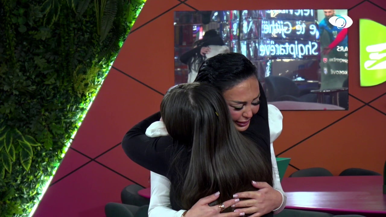 surprize-e-vecante-per-edisen-banorja-perlotet-kur-takon-motren-e-saj-te-vogel-eshte-lulja-e-jetes-sone