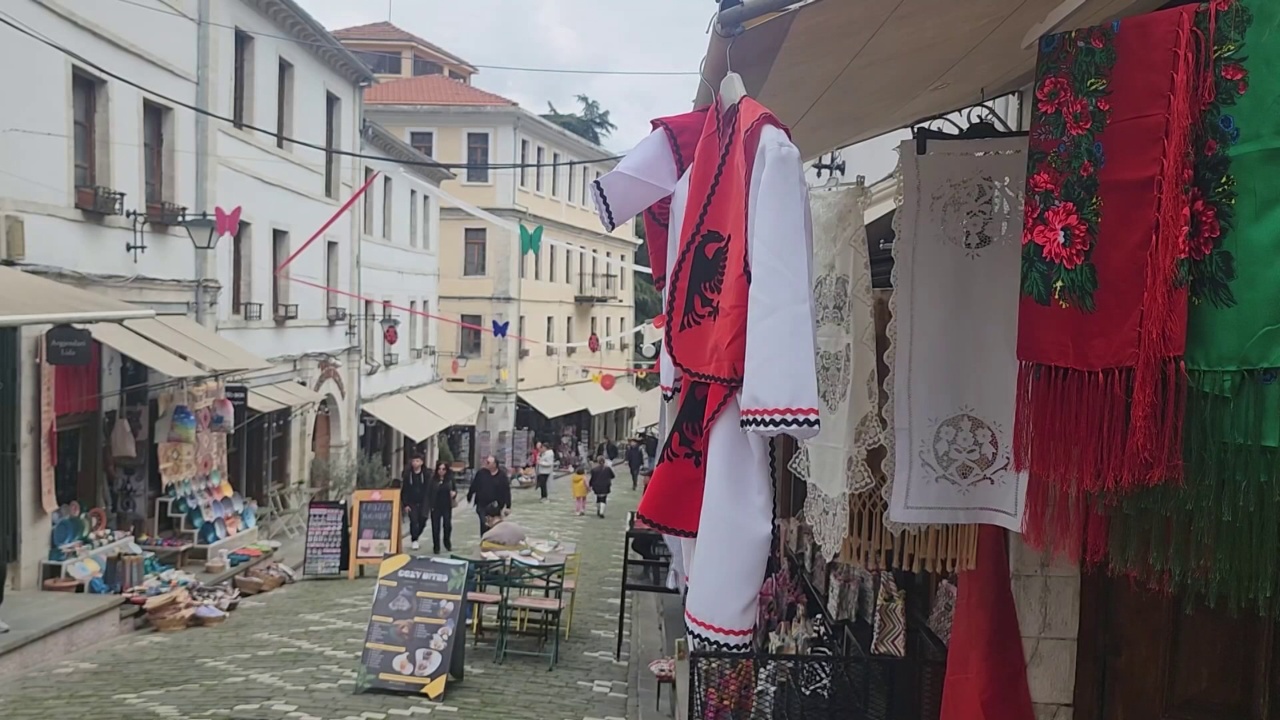 Turistët e pranverës  Qyteti i gurtë po gjallërohet nga lëvizjet  Kalaja e Gjirokastrës më e vizituara