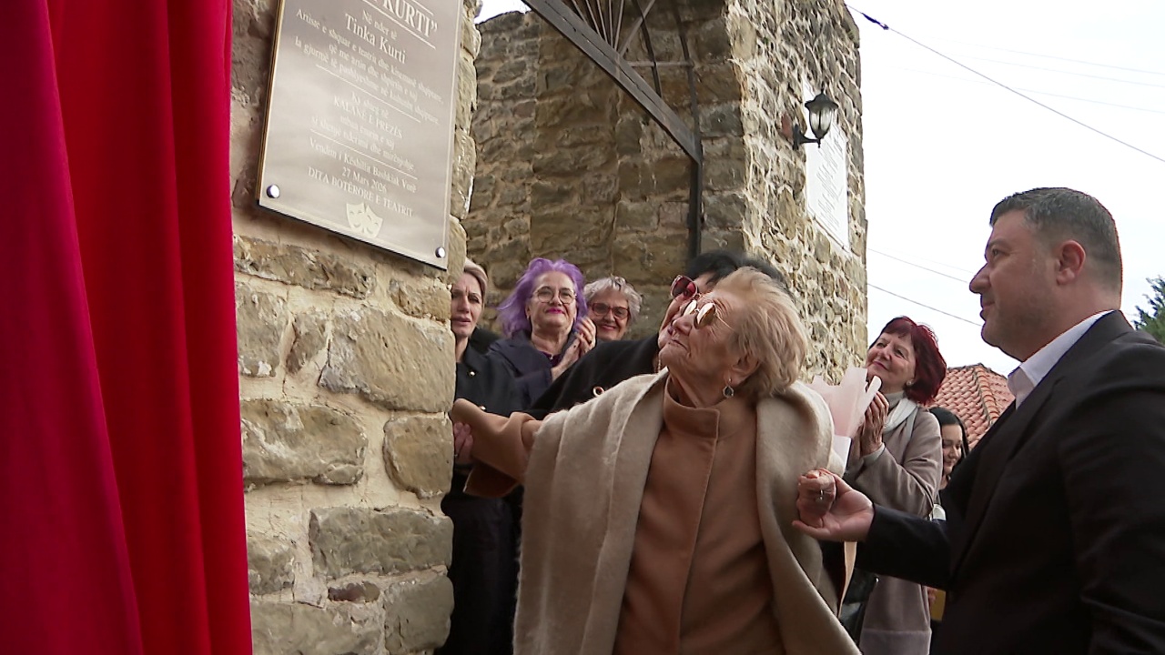 shtegu-tinka-kurti-ne-preze-artistja-nderohet-ne-diten-e-teatrit-emri-i-saj-pagezon-rrugen-drejt-kalase