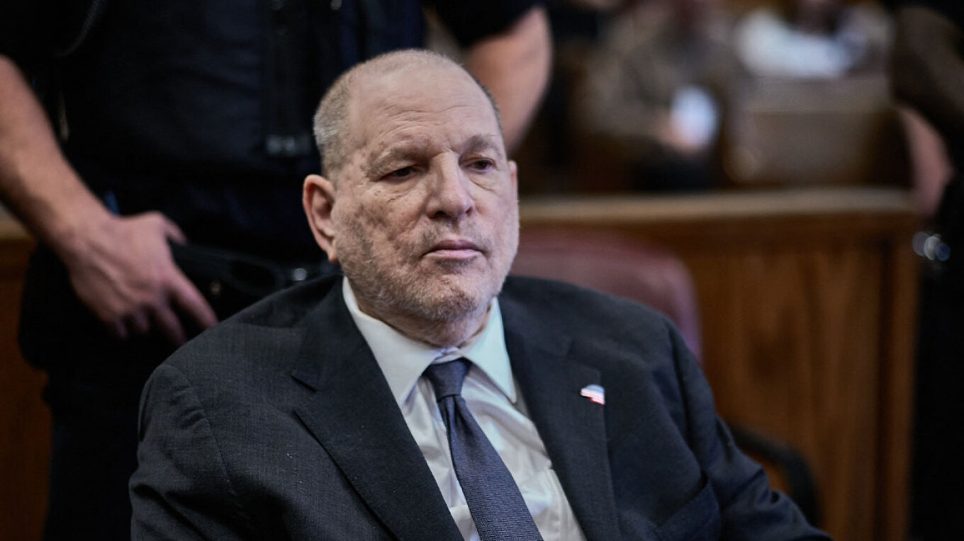 Harvey Weinstein përshkruan jetën e tij në burgun e Rikers Island  Eshtë  ferr   më kërcënojnë dhe më kërkojnë para