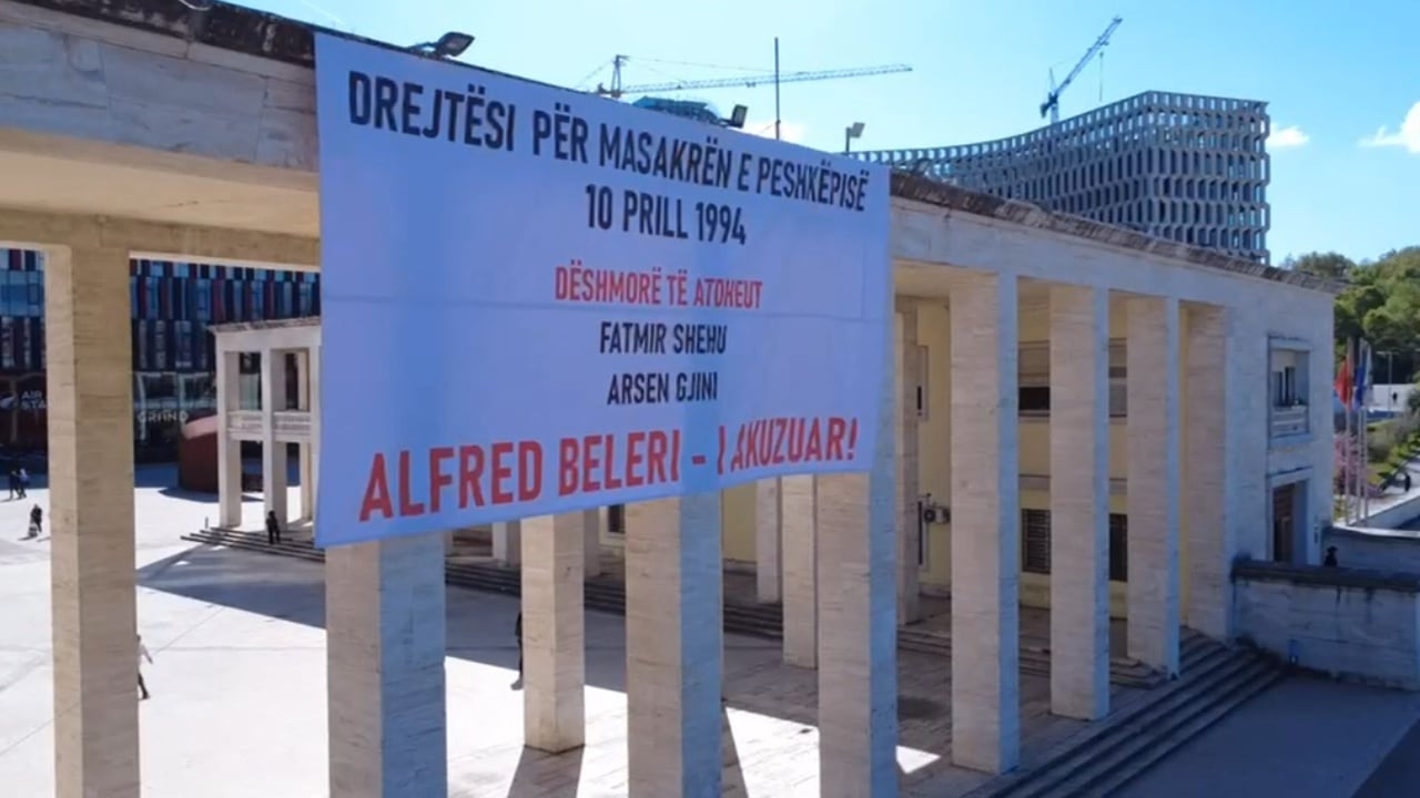 Masakra e Peshkëpisë ku para 32 vjetësh u vranë dy ushtarë shqiptarë  shpalosen banderola në Tiranë e Himarë  Alfred Beleri i akuzuar
