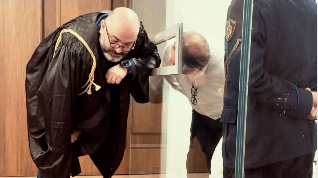 Dy procese  dy trajtime të ndryshme për ish ministrin Beqaj  jashtë kafazit te  Sterilizimi  dhe brenda xhamit të qelqtë te  SASPAC 