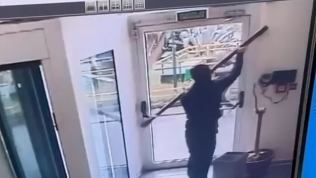 Video  Grabitja spektakolare në Napoli  momenti kur tre hajdutët futen brenda në bankë