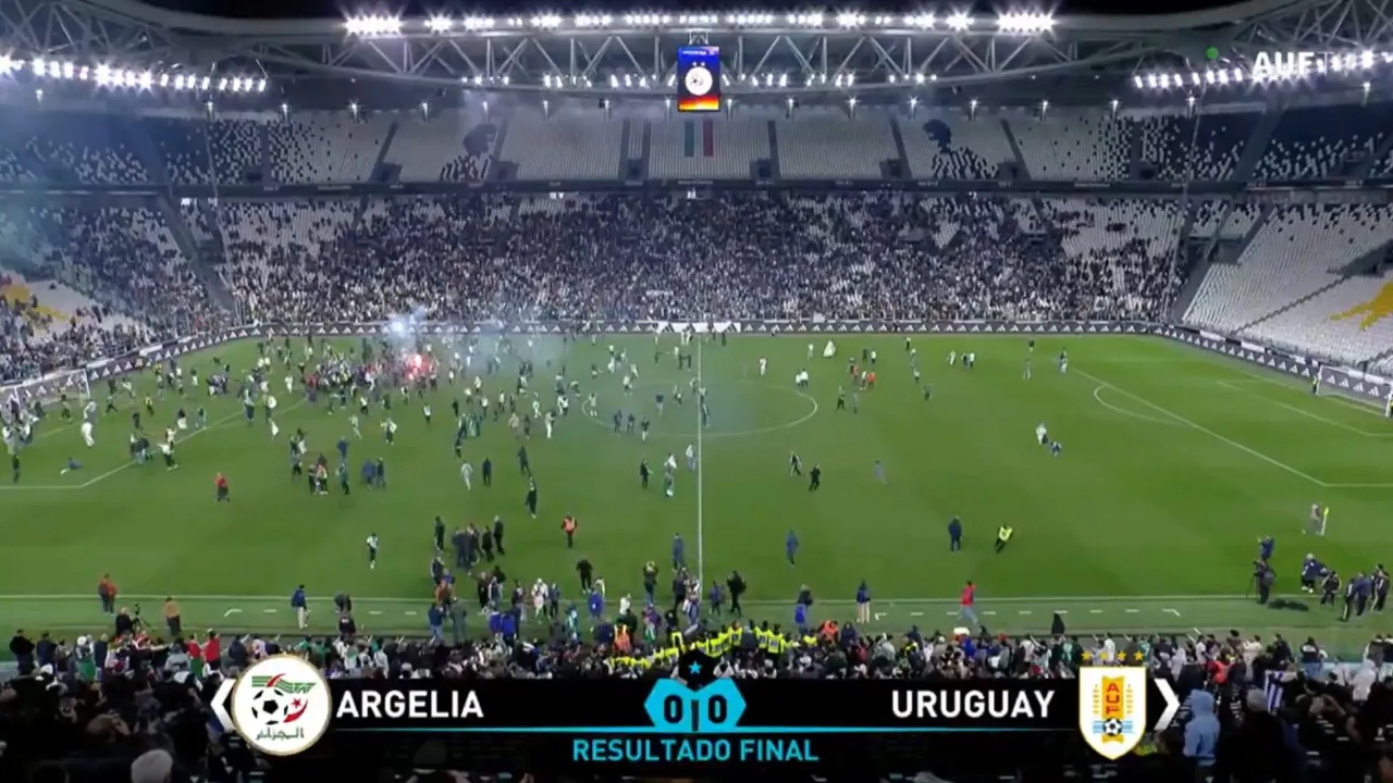 Edhe pse në miqësore edhe pse pa asnjë gol  tifozët e Algjerisë pushtojnë fushën në përfundim të takimit ndaj Uruguait
