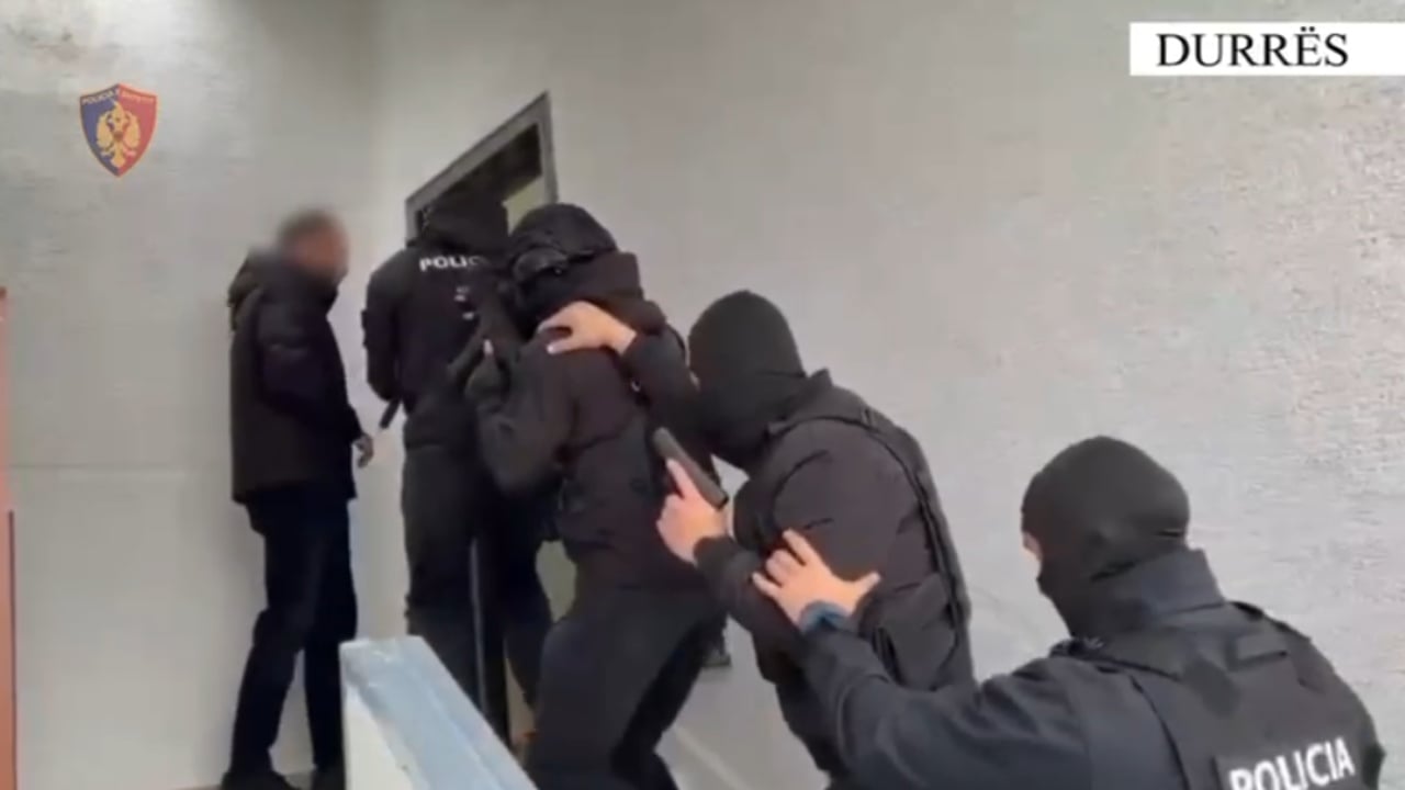 Studio e tatuazheve e mbushur me armë dhe municion luftarak  arrestohet 44 vjeçari në Durrës