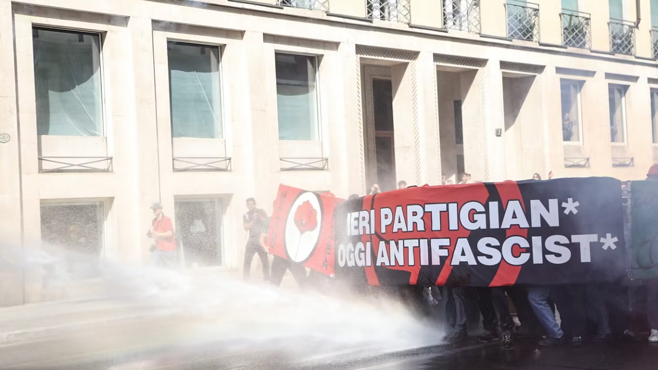 Protestë e dhunshme në Milano  Qytetarët përplasen me policinë  fishekzjarrë dhe tymuese hidhen në Duomo