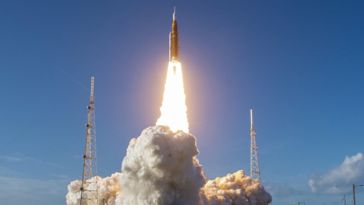 video-nis-zyrtarisht-misioni-artemis-ii-momenti-kur-anija-kozmike-me-kater-astronaute-leshohet-nga-toka-dhe-niset-drejt-henes