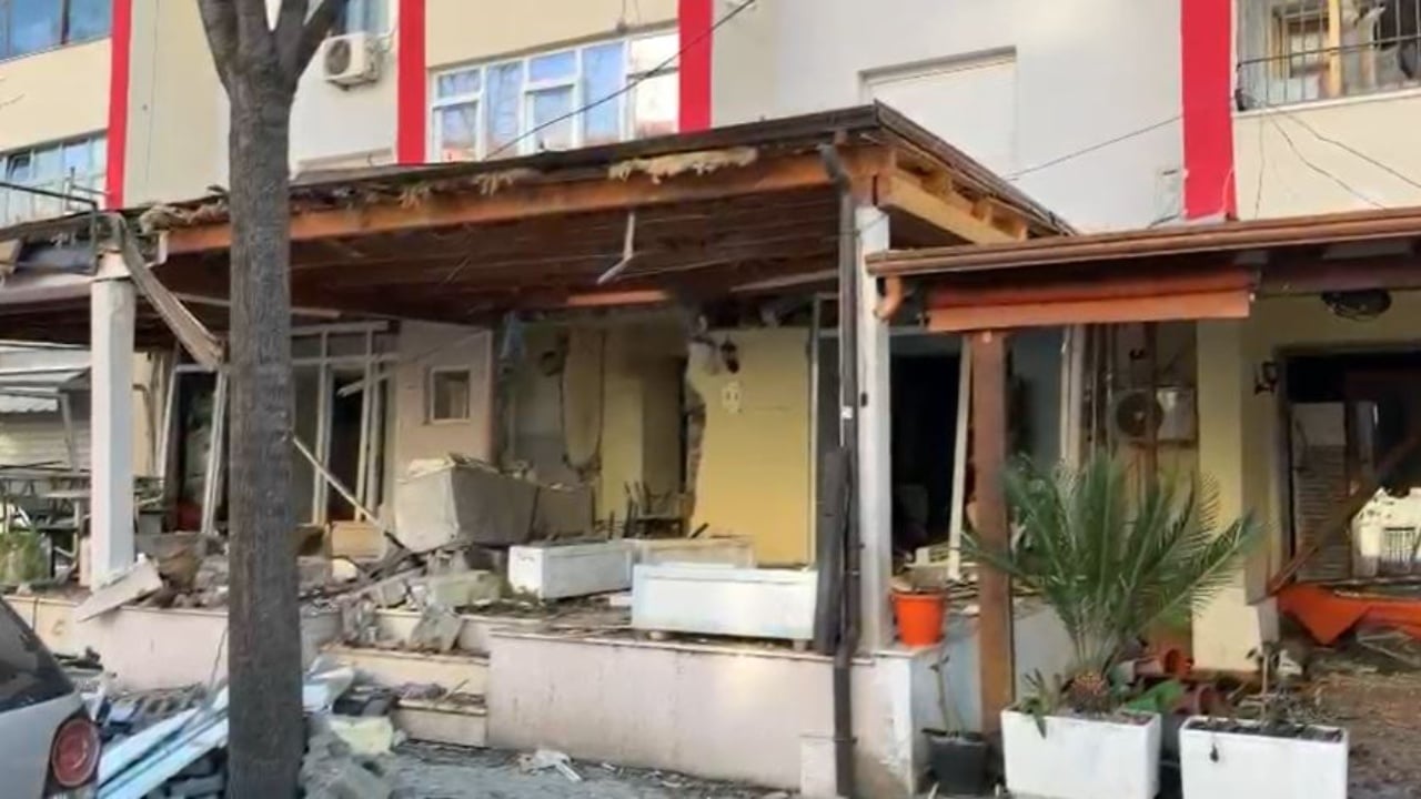 Mure të shkatërruara  xhama të thyer dhe copëza të shpërndara kudo  çfarë mbeti pas shpërthimit në Lezhë