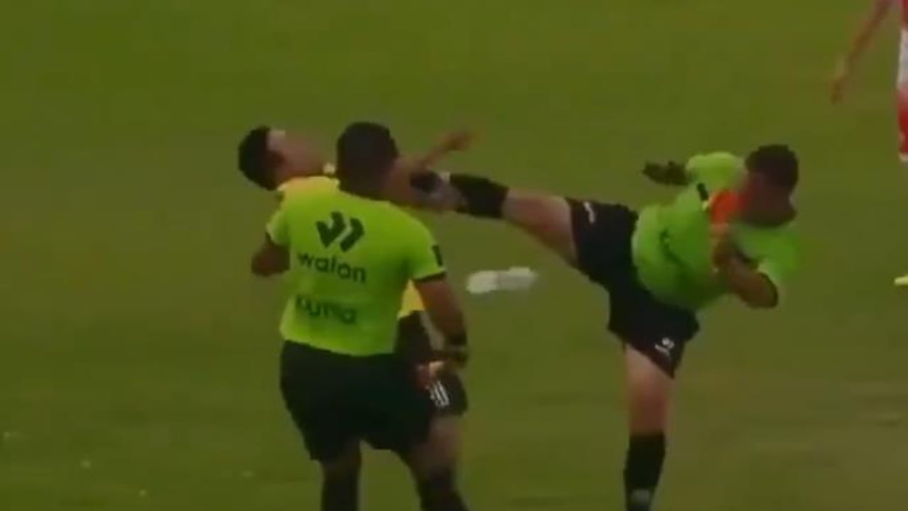 Skena të pabesushme në një ndeshje futbolli  arbitri  karateist  godet në kokë zëvendës trajnerin