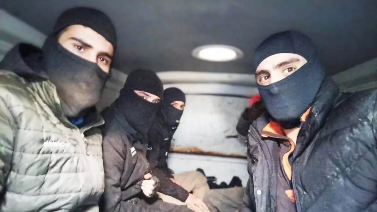 Emigrantët  shpëtim  për Greqinë  BBC  Policia greke po i përdor për të larguar të tjerët nga kufiri vendas  përdorin dhunë dhe sulme seksuale