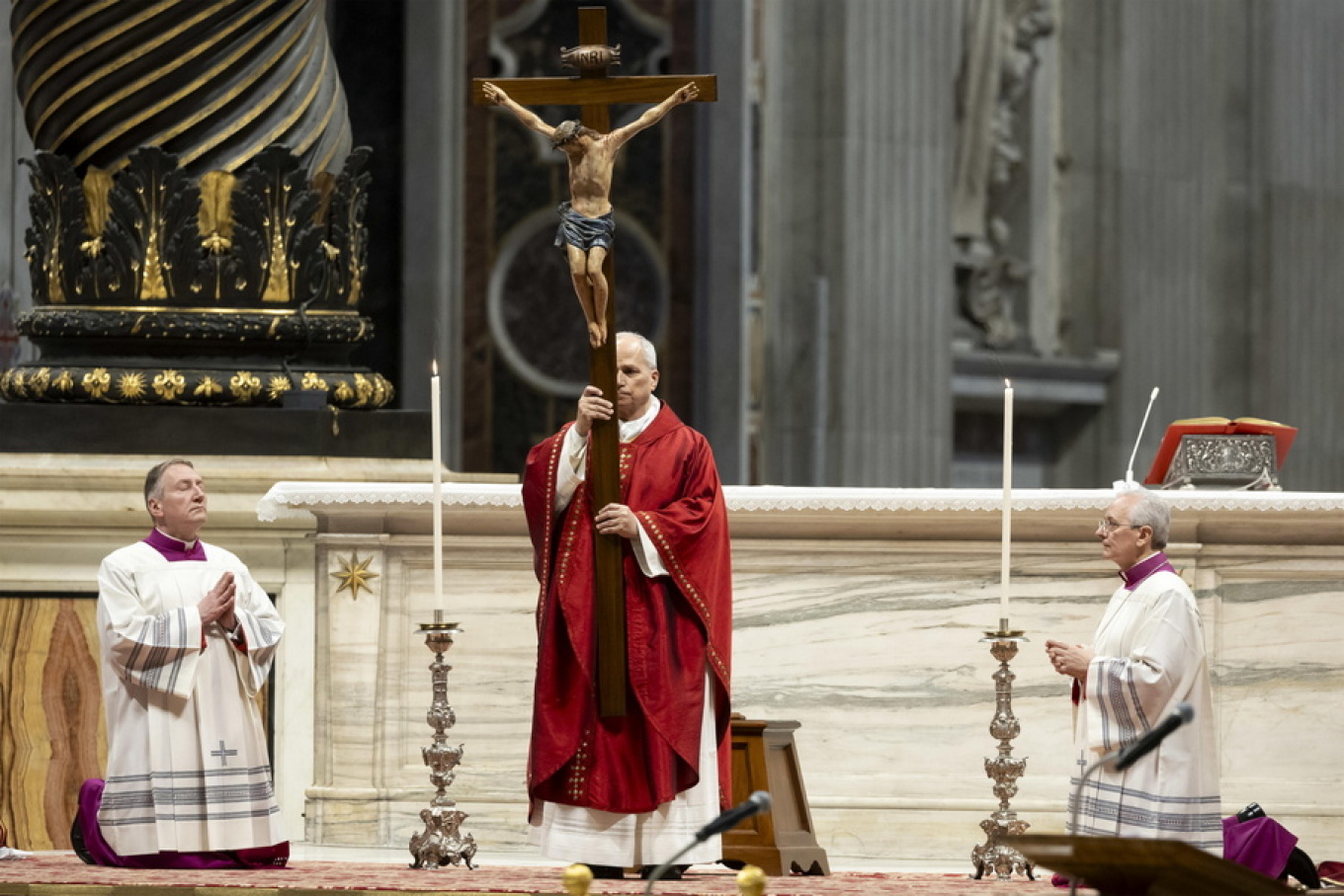  Rruga e Kryqit  në Kolose  Ndodh për herë të parë  Papa Leo XIV ngre kryqin në 14 ndalesa  mesazhe të forta nga Vatikani për luftën dhe paqen