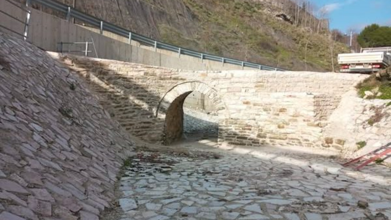 Dëmtohet Ura e Zerzebilit në Gjirokastër  objekti i trashëgimisë kulturore rrezikohet nga kamionët