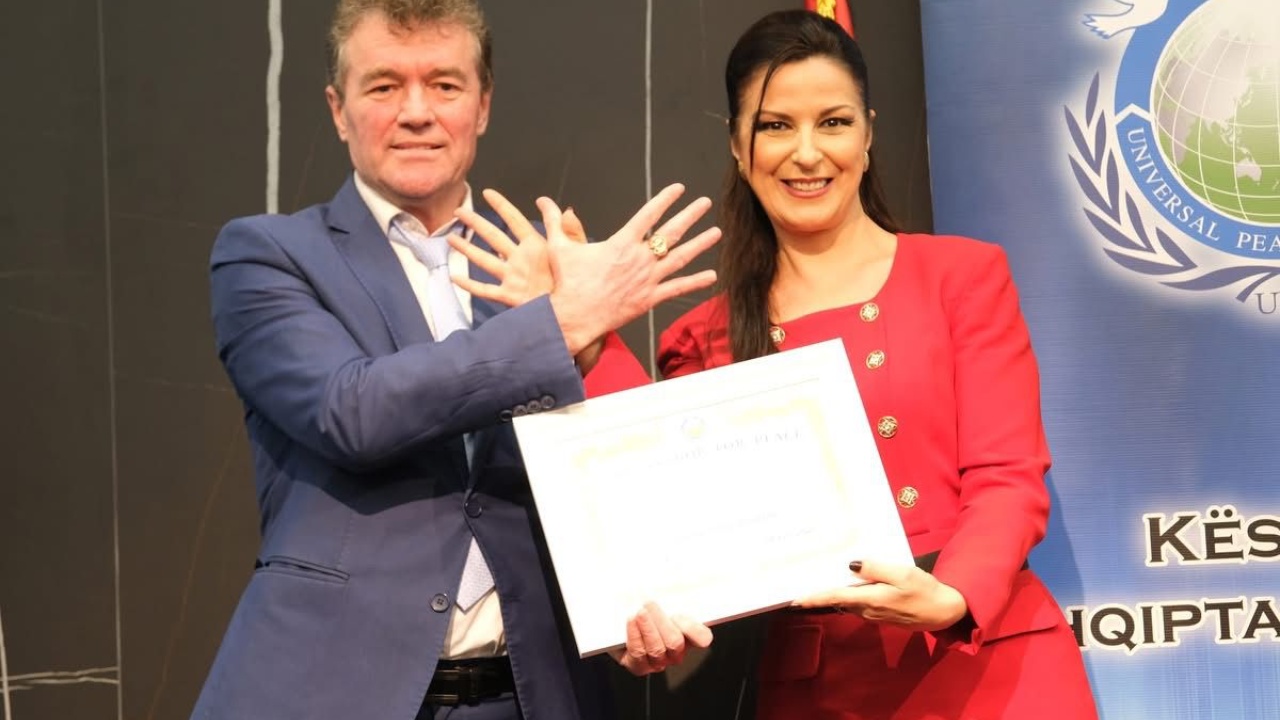 Genta Popa Prodani  Ambasadore e Paqes  gazetarja dhe moderatorja e lajmeve në Top Channel nderohet nga Federata e Paqes Universale