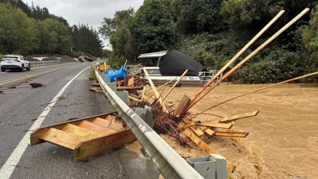 Përmbytje të mëdha në Zelandën e Re  shpallet gjendja e jashtëzakonshme  autoritetet thirrje banorëve  Më e keqja ende nuk ka ardhur ende