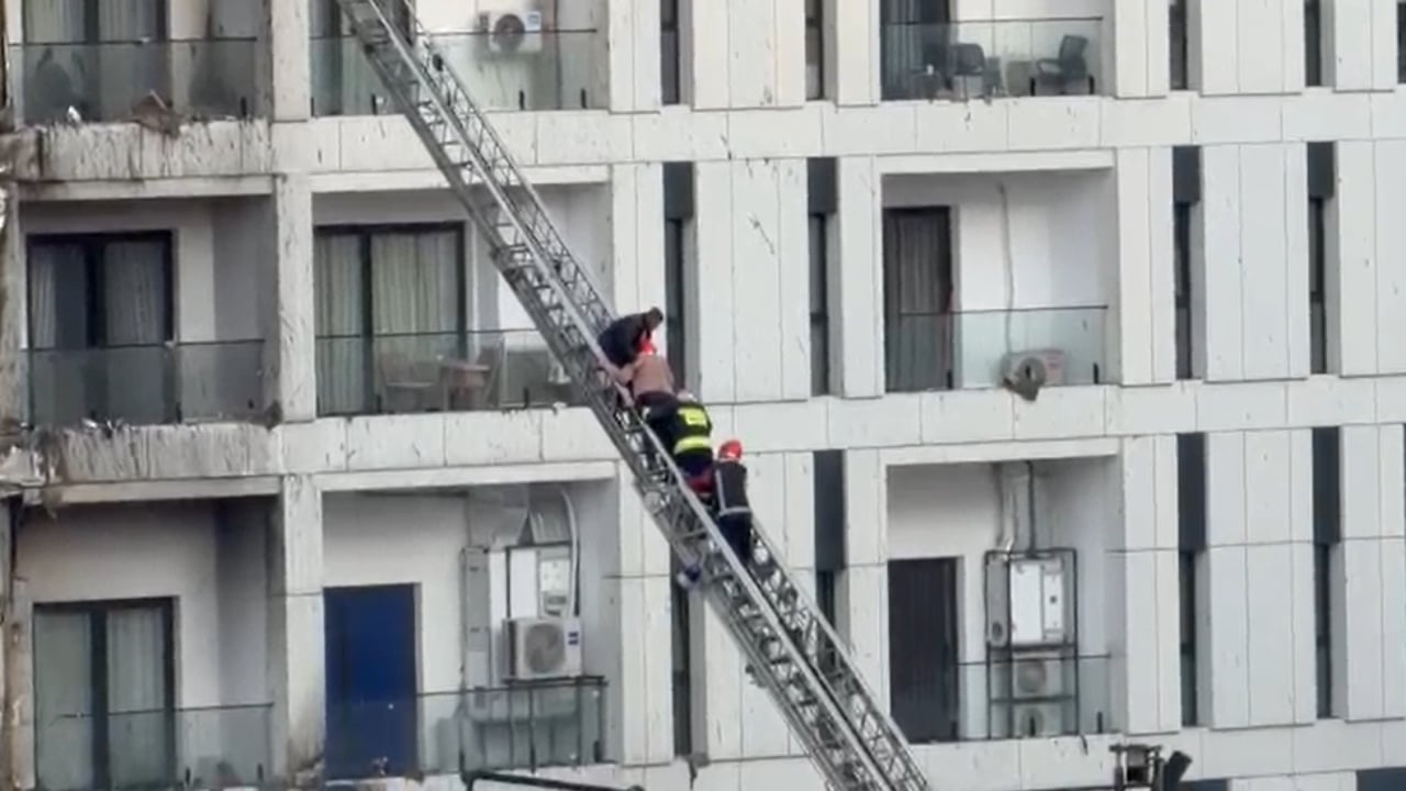 Videolajm  Zjarri në Tiranë  momenti kur zjarrfikësit shpëtojnë të moshuarën mes flakëve