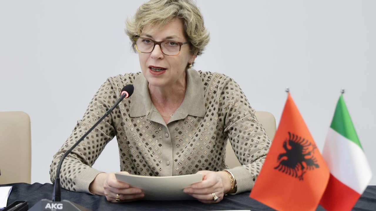 firmoset-memorandumi-per-shendetin-publik-ministrja-sala-nuk-jemi-vetem-reagues-por-kontribues-ne-zgjidhje