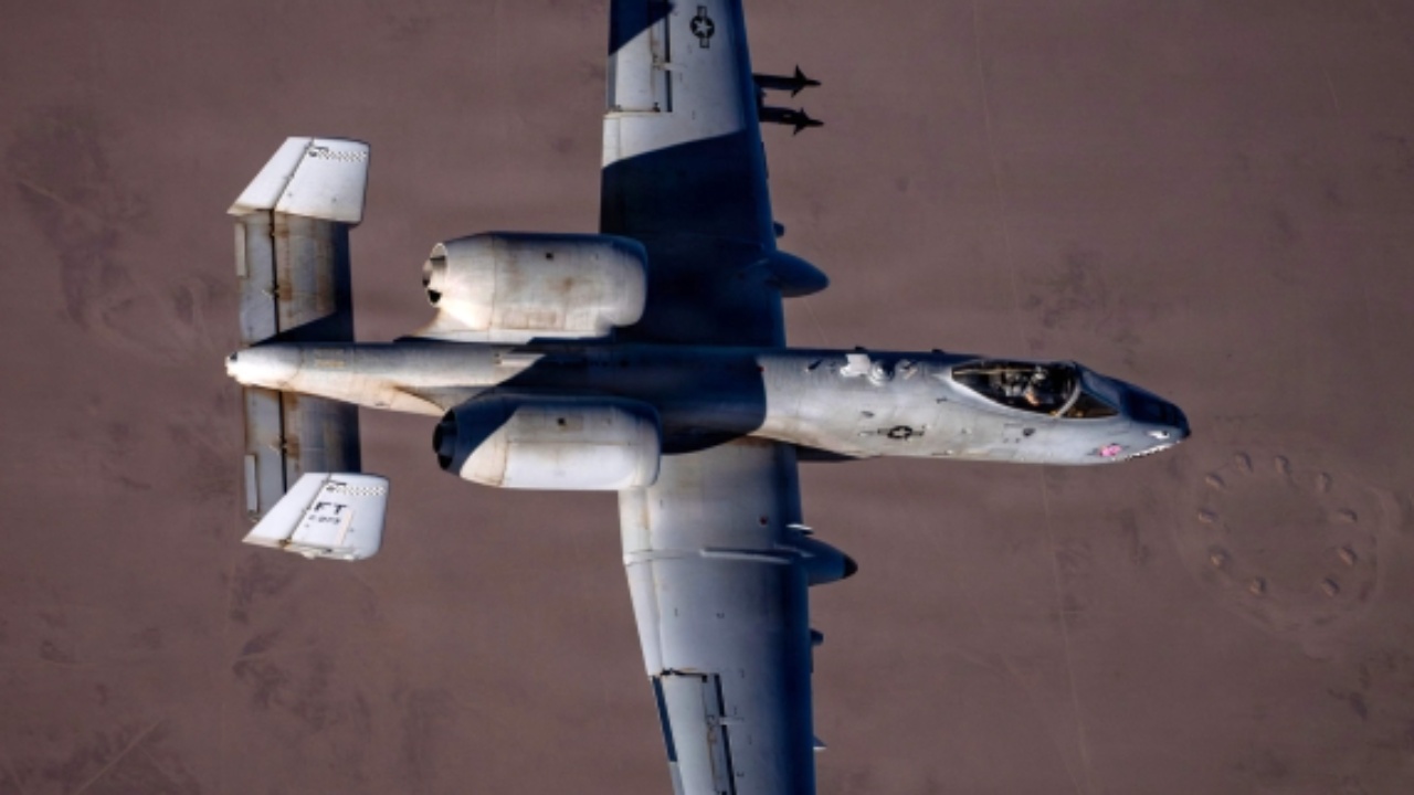 si-nje-film-lufte-mesazhe-te-koduara-dhe-bombardime-prapaskenat-e-shpetimit-te-pilotit-amerikan-ne-iran