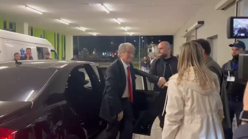 LAJM I FUNDIT  Berisha mbërrin në QSUT  viziton deputetët dhe protestuesit e lënduar