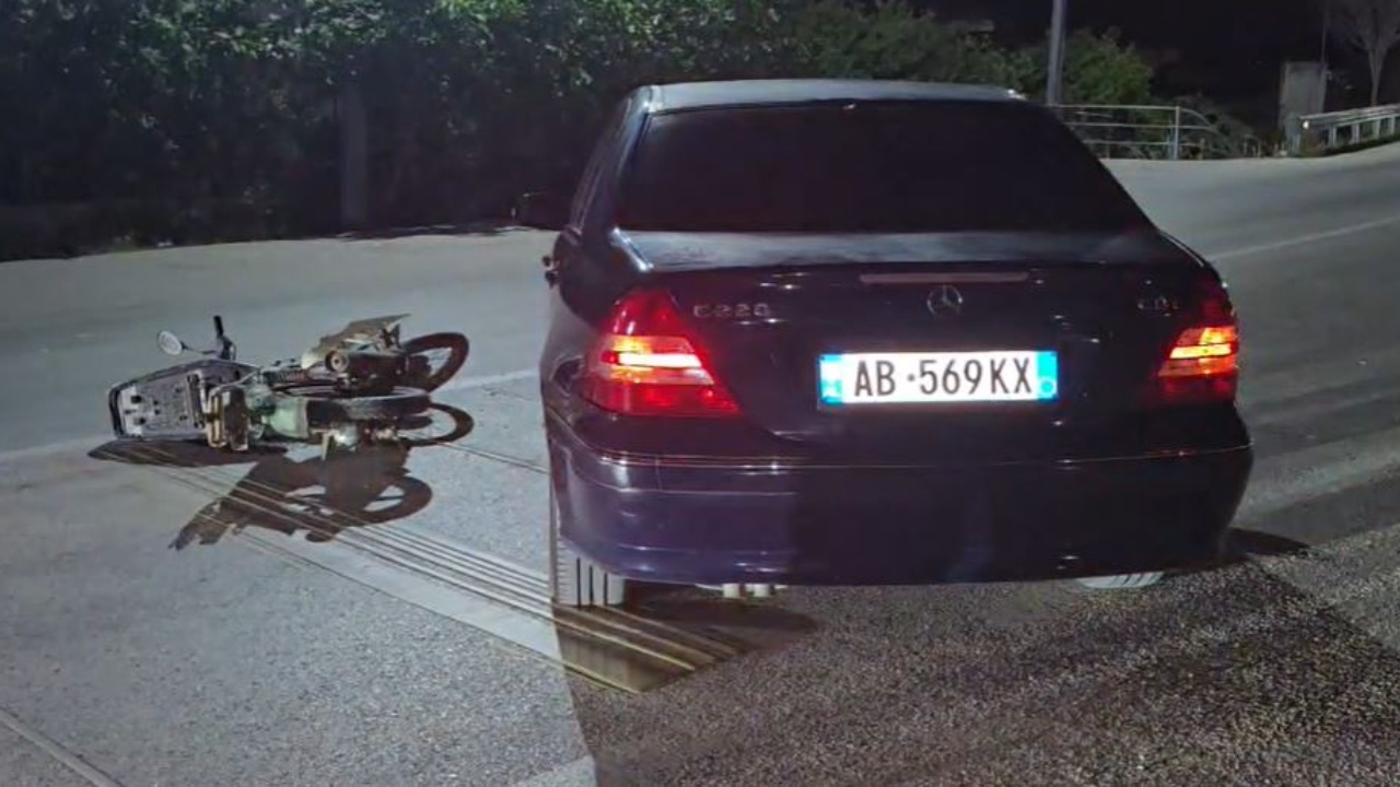 aksident-ne-lushnje-makina-perplas-motocikleten-plagoset-rende-drejtuesi-i-motomjetit