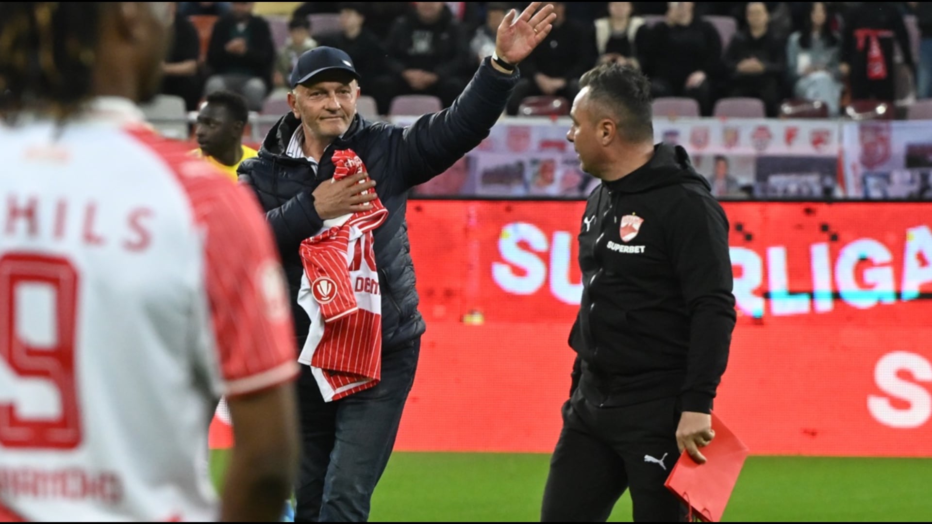 video-sulejman-demollari-kthehet-ne-rumani-legjendes-se-futbollit-shqiptar-i-rezervohet-nje-nderim-special