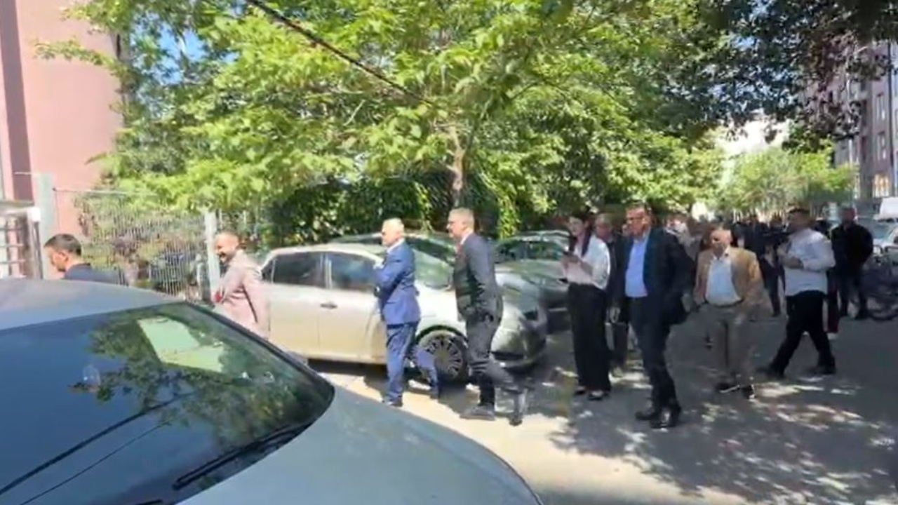 Gjyqi në themel për ish presidentin Meta  deputetët e PL dhe PD mbërrijnë në GJKKO për të ndjekur seancën