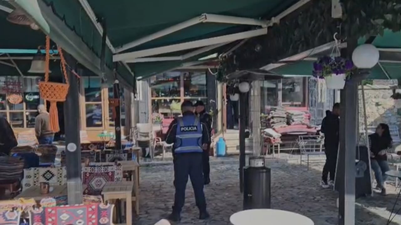 Plagosja e trefishtë me thikë në Pazarin e Korçës  reagon policia  Dy vëllezërit u konfliktuan me dy të rinj me mjete të forta