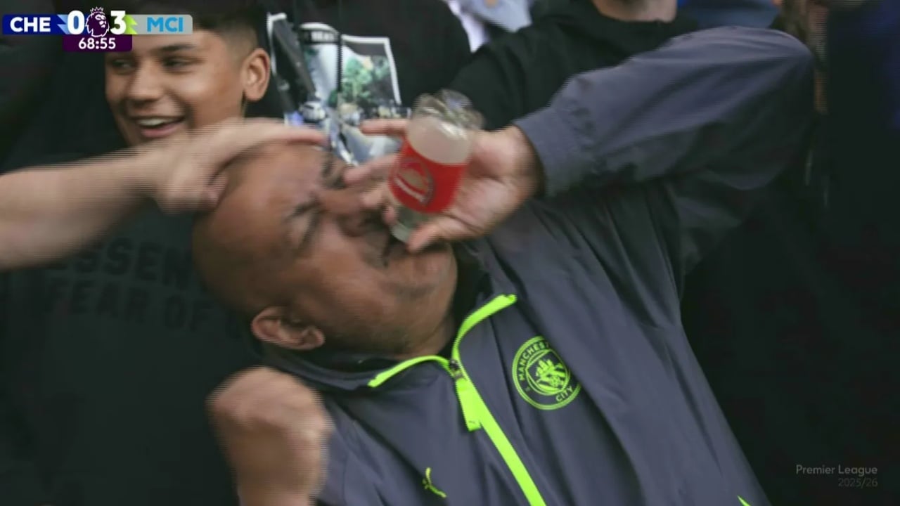 Video  Tifozi bëhet viral në rrjet  tallet me Arsenalin duke përdorur një shishe me ujë