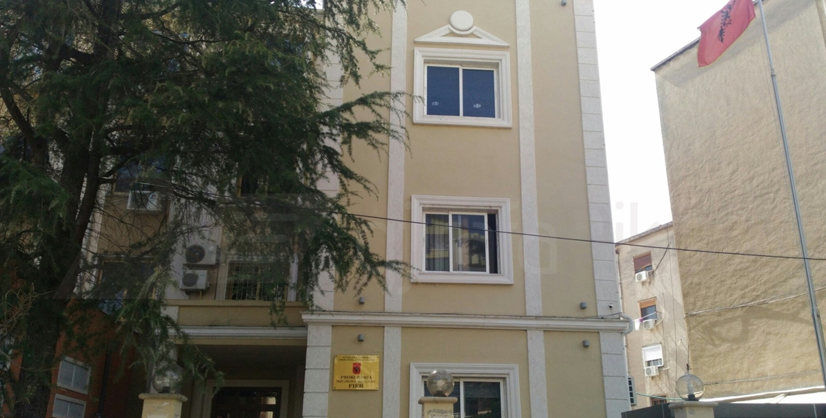 mbi-17-000-m2-toke-are-apartamente-dhe-kuota-te-5-shoqerive-prokuroria-e-fierit-kerkon-konfiskimin-e-pasurive-te-te-denuarit-per-droge-ne-itali