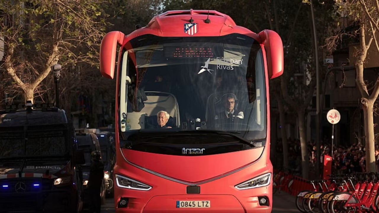 Video  Tifozët e Barcelonës sulmojne dhe thyejnë autobusin e Atleticos sapo mbërriti në  Camp Nou 