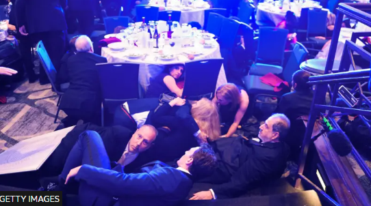 FOTOT   Të shtëna armësh  të shtëna armësh   çfarë ndodhi pas largimit të Presidentit Trump nga darka me gazetarët