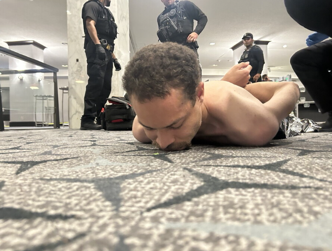 foto-ky-eshte-autori-i-dyshuar-qe-qelloi-me-arme-ne-darken-e-presidentit-me-gazetaret-trump-u-neutralizua-nga-disa-agjente-te-guximshem