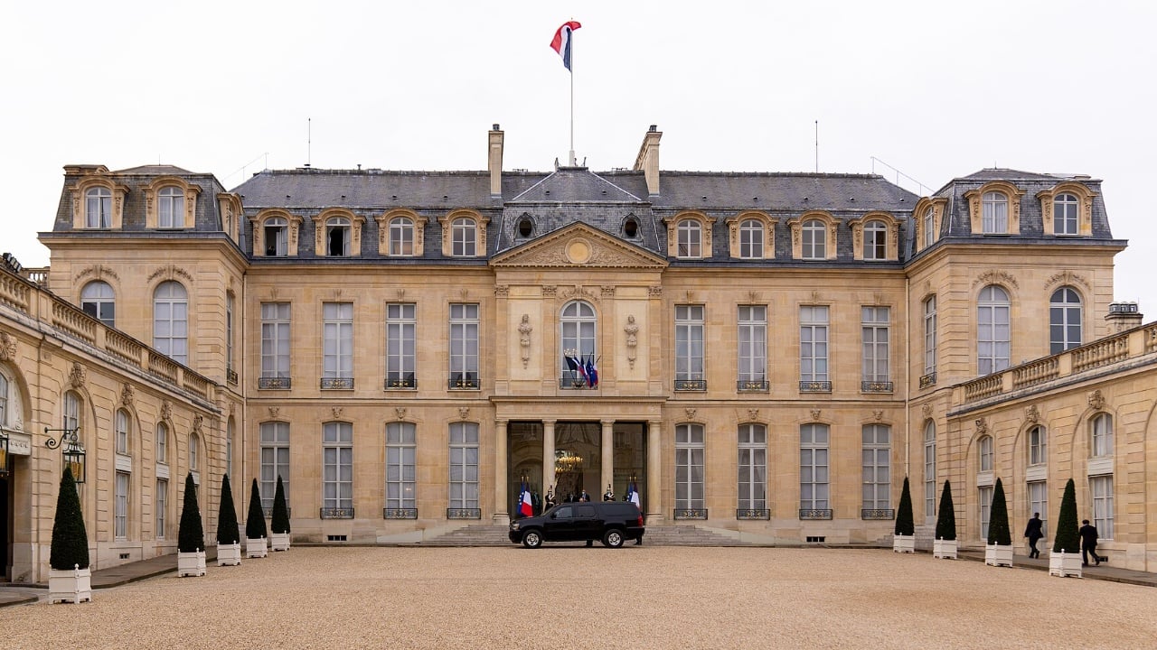  Antikorrupsioni  zbarkon në Pallatin Elysee  hetime për kontratat publike të fituara nga e njëjta kompani  mbi dy mln euro dëm shtetit