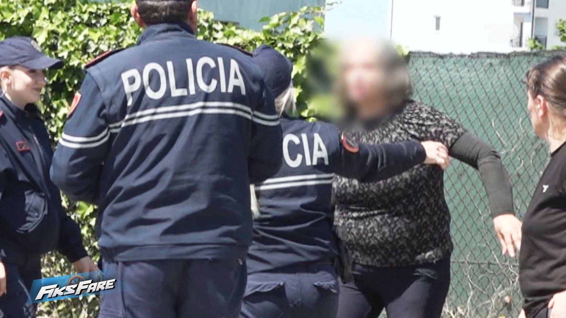 Nënë e bijë të sëmura mendore  terrorizojnë  banorët e një pallati në Manzë  me gurë  britma e thika  Institucionet reagojnë pas ndërhyrjes së Fiksit