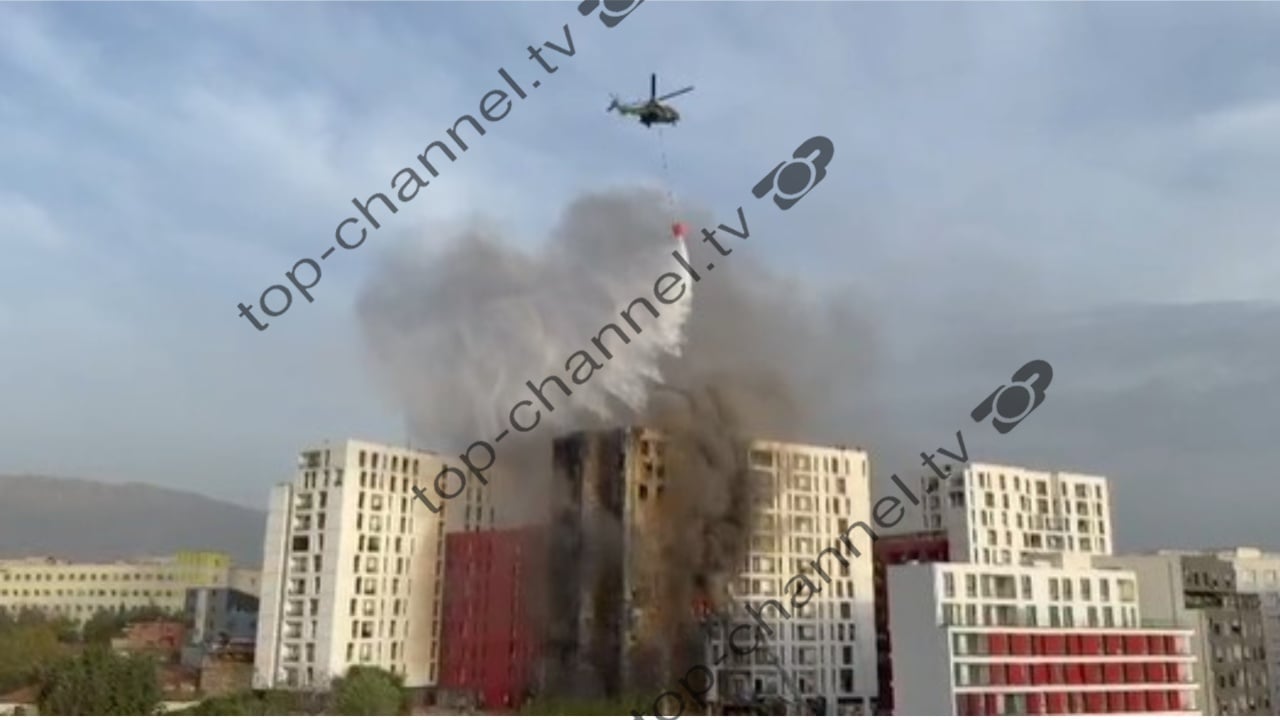 Video  Helikopteri i vjen në ndihmë zjarrfikësve  tenton të shuajë flakët duke hedhur ujë mbi pallat