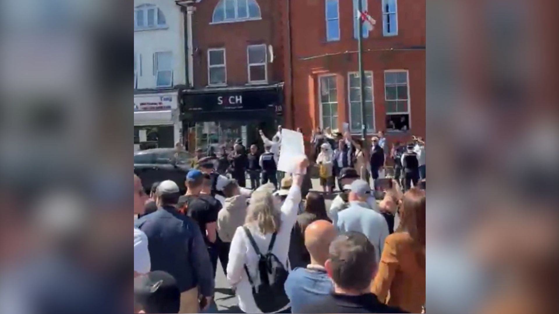 Starmer viziton komunitetin hebre ku ndodhi sulmi me thikë i ditës së djeshme  pritet me fishkëllima dhe thirrje kundër tij nga qytetarët