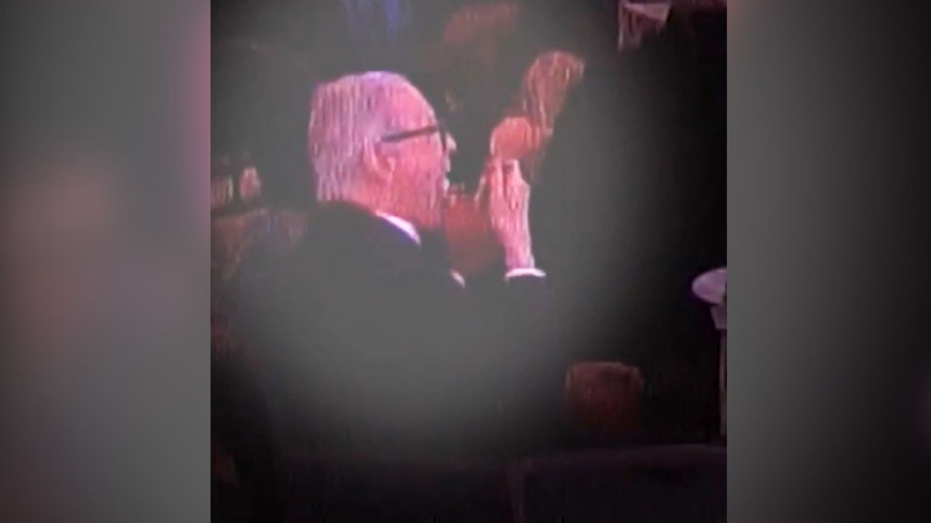 ne-new-york-jetojme-me-sirena-policie-u-be-viral-pasi-vijoi-te-hante-gjate-te-shtenave-ne-darken-me-trump-nuk-ulesha-dot-sepse-do-prishja-kostumin-tim-te-ri