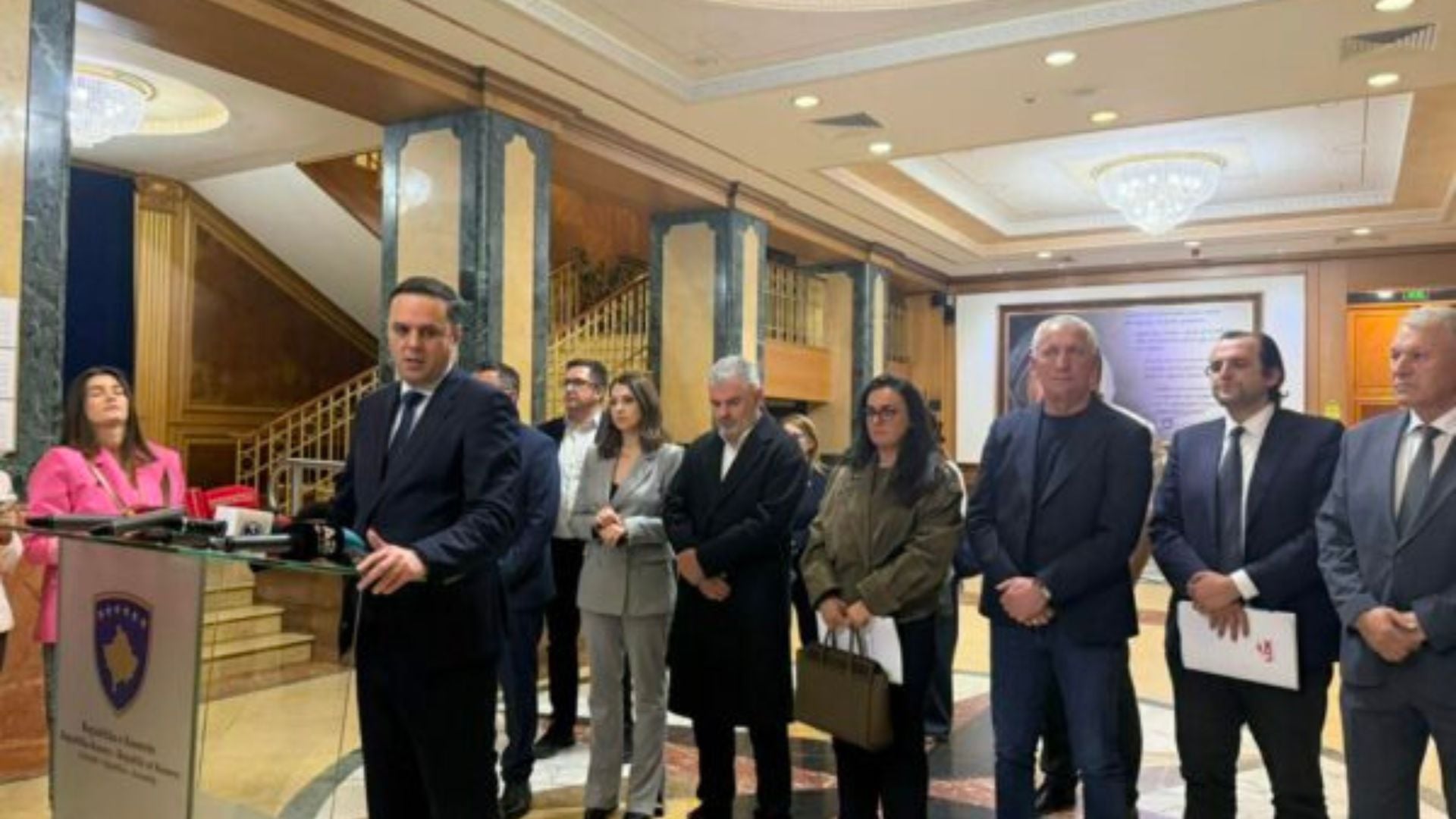 Pas seancës së jashtëzakonshme për zgjedhjen e Presidentit të ri të Kosovës  LDK paraqet dokumentin me 15 firmat e deputetëve të saj për Vjosa Osmanin