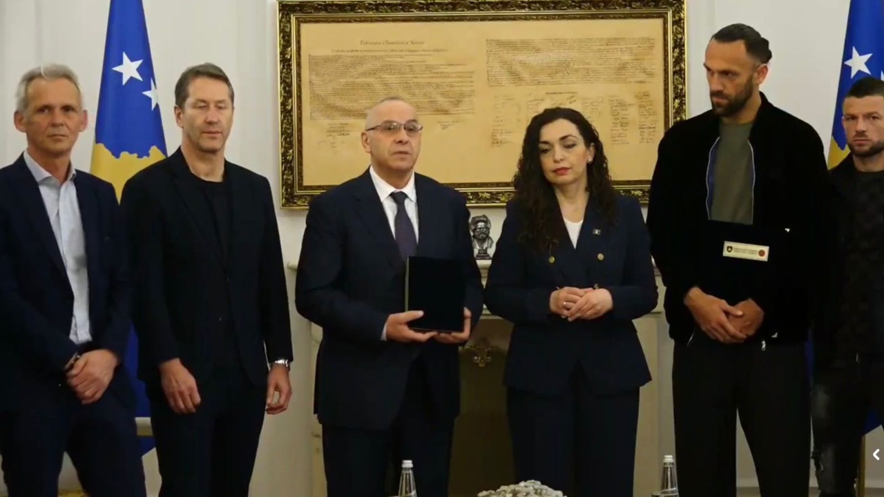 humbja-ne-ndeshjen-e-fundit-per-te-shkuar-ne-boteror-presidentja-osmani-dekoron-perfaqesuesen-e-kosoves-e-veshen-me-krenari-fanellen-tone