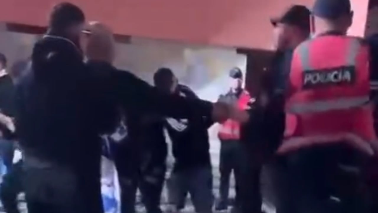 VIDEO  Nuk mjafton sulmi nga vendasit  në Shkodër  policia nxjerr me dhunë tifozët durrsak nga stadiumi