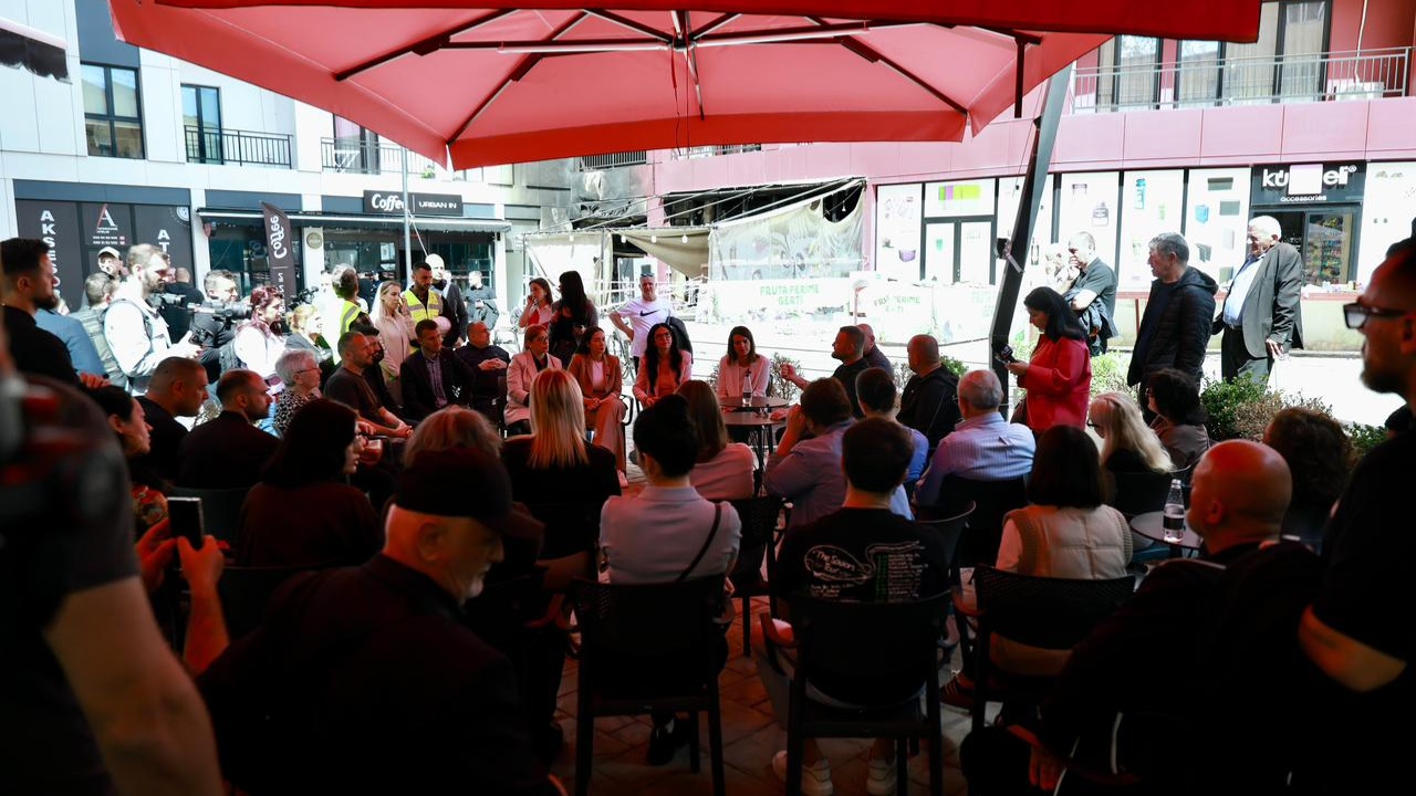 Zv kryeministrja Koçiu takohet me banorët e prekur nga zjarri pranë QSUT  Kjo fatkeqësi na ka dhënë një mësim  do kemi masa konkrete