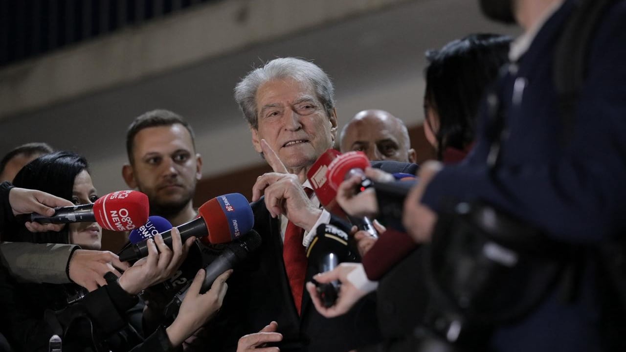  Plagosën drejtuesit e PD  Boçi është me djegie   Berisha flet nga selia blu  Krerët e policisë  kriminelë të certifikuar