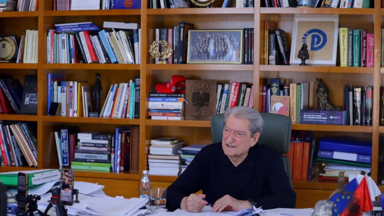 Deputetët e Partisë së Lirisë u larguan para përplasjeve  Berisha  Ata duhet të qëndronin deri në fund në protestë