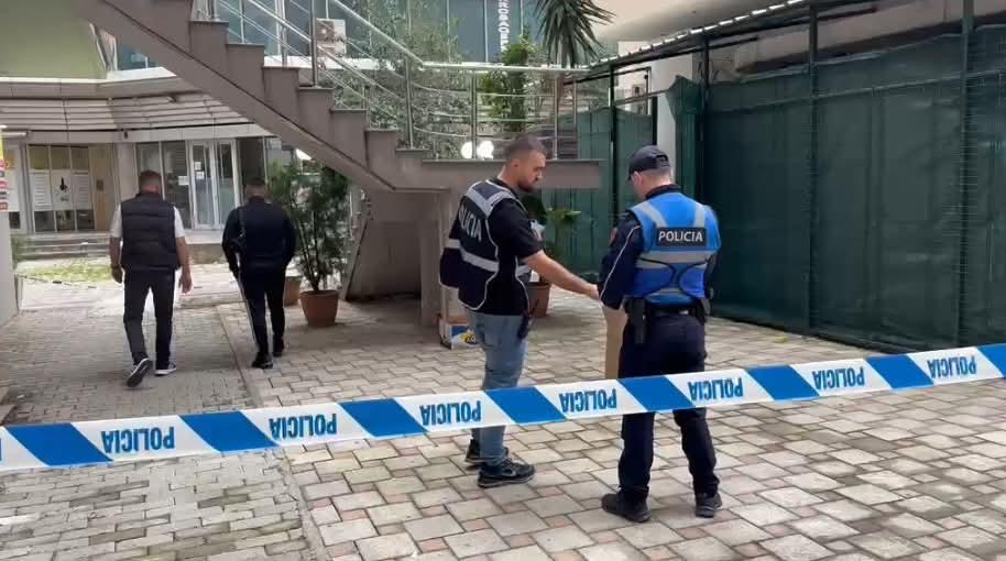 sherr-ne-vlore-rreth-10-te-rinj-perplasen-me-njeri-tjetrin-dy-te-plagosur